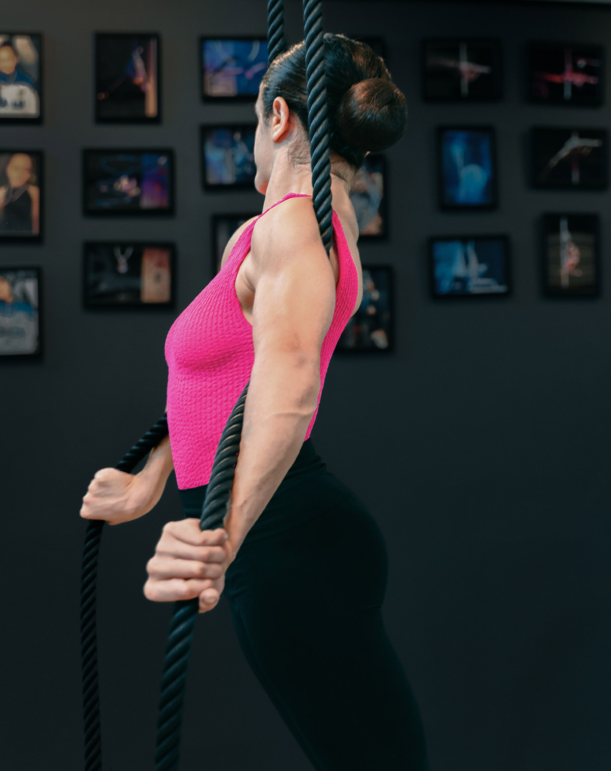 Foto di una ragazza che si allena in aerial trapeze