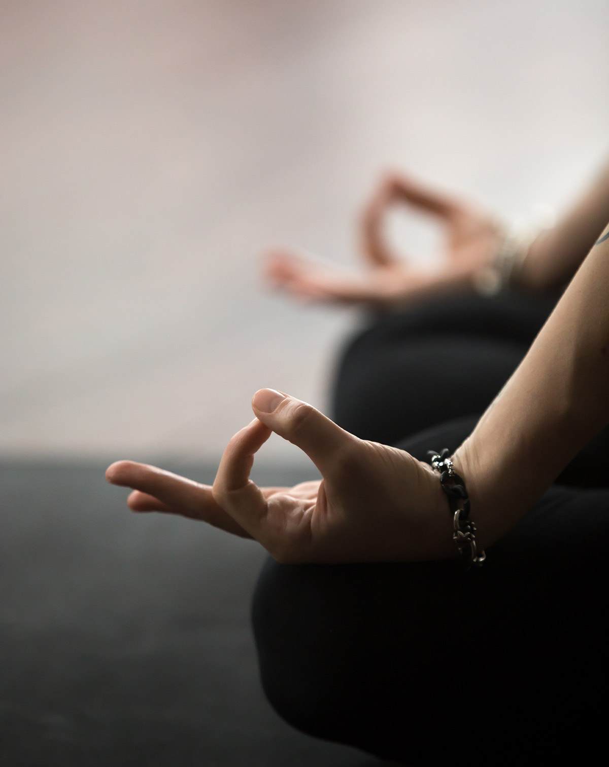 Persona che pratica meditazione e yoga