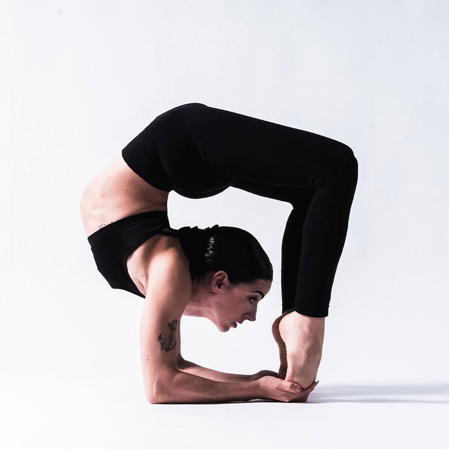Karlotta che pratica Bendability